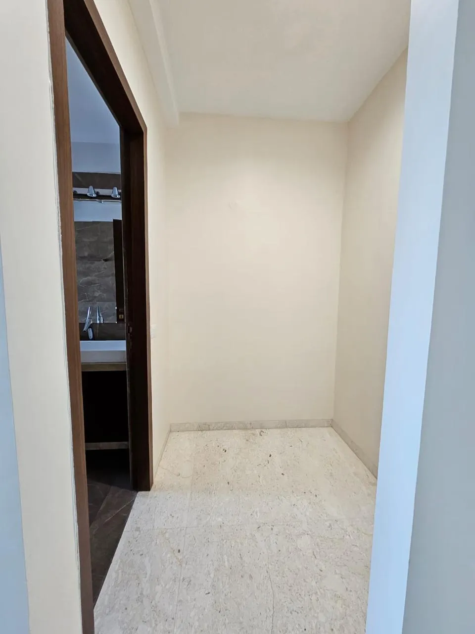 Sagar Resham — Bandra West (14)